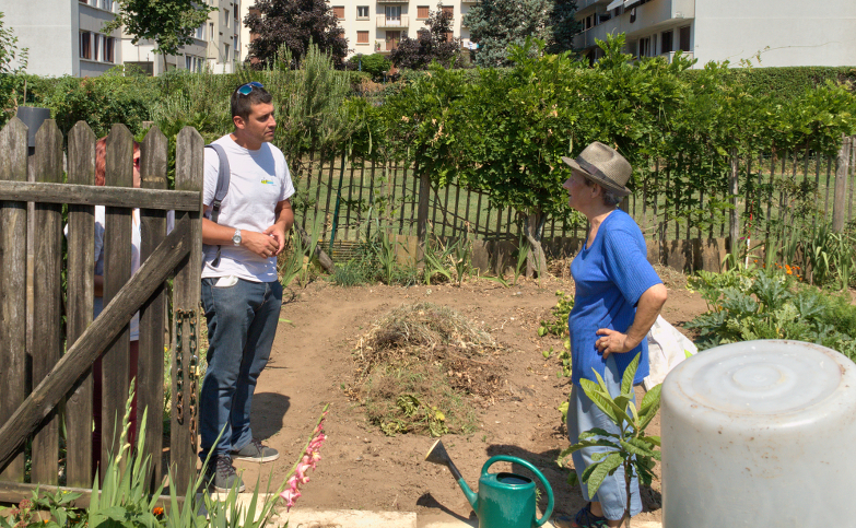 Action de prévention dans un jardin collectif d’une zone urbaine en région Auvergne-Rhône-Alpes, par des agents de l'EID Rhône-Alpes.
